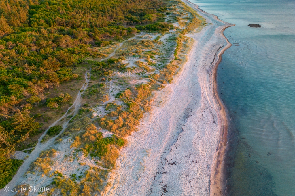 Tisvildeleje strand set ovenfra, taget med drone.